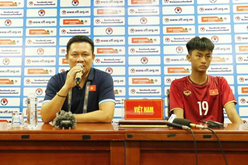Huấn luyện viên Nguyễn Quốc Tuấn cùng hậu vệ Nguyễn Trung Nguyên tại buổi họp báo sau trận thắng U17 Thái Lan 3-0 tối 9/10. (Ảnh: VFF)