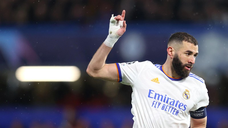 Hình ảnh "chiếc băng trắng" đã gắn liền với Benzema từ năm 2019 với chấn thương ở tay. (Ảnh: Goal)