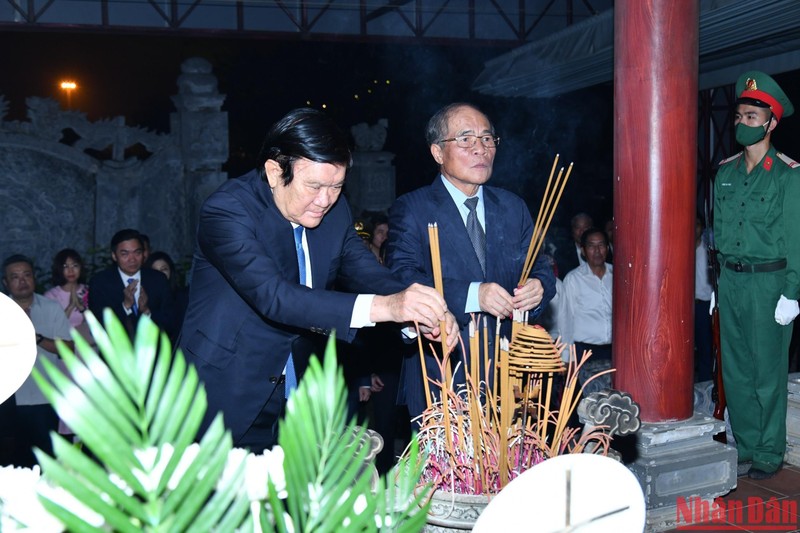 Nguyên Chủ tịch nước Trương Tấn Sang và nguyên Chủ tịch Quốc hội Nguyễn Sinh Hùng dâng hương tưởng niệm các anh hùng liệt sĩ.