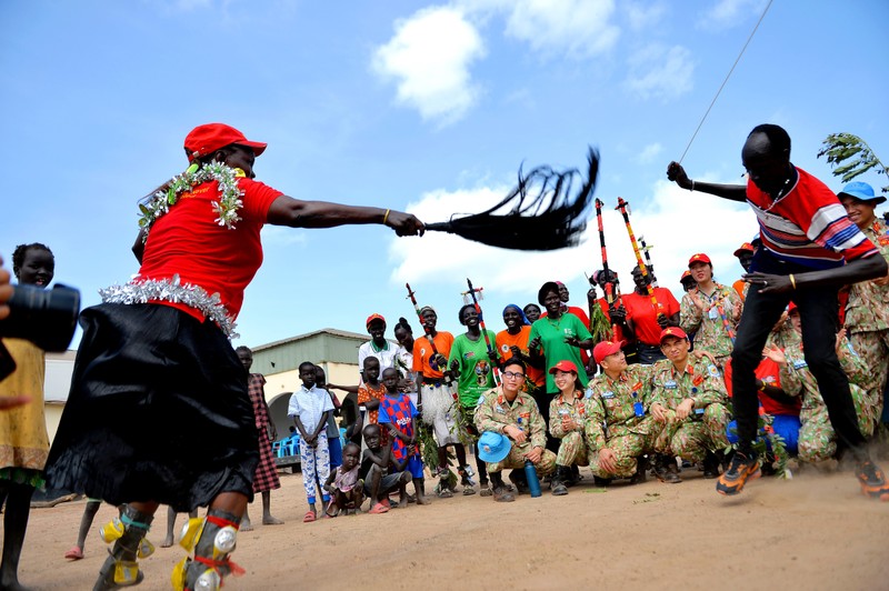 Người dân Nam Sudan chào đón Lực lượng gìn giữ hòa bình Việt Nam bằng một chương trình biểu diễn múa dân gian. Ảnh: NVCC