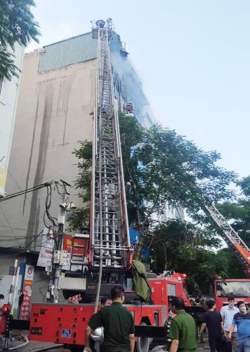 Lực lượng chức năng tiếp cận xử lý vụ cháy tại quán karaoke trên phố Quan Hoa (Hà Nội). Ảnh: HOÀN THƯ