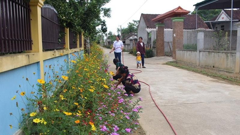 Phong trào làm đường hoa sạch đẹp nông thôn mới ở huyện Anh Sơn (Nghệ An). (Ảnh: Thái Hiền)