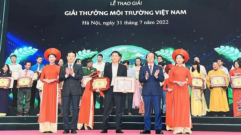 Đại diện Trang trại bò sữa Vinamilk Đà Lạt và các tổ chức, cá nhân đạt thành tích xuất sắc tại Giải thưởng Môi trường Việt Nam.