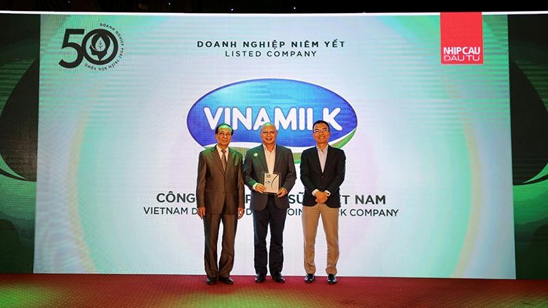 Ông Trịnh Quốc Dũng, Giám đốc Điều hành Vinamilk (Khối Phát triển vùng nguyên liệu) đại diện nhận giải thưởng Top 50 CSA.
