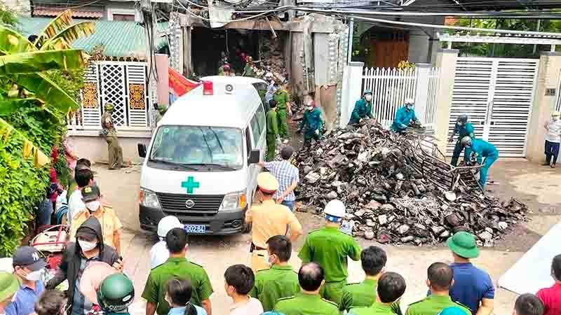 Lực lượng chức năng phong tỏa hiện trường và đưa thi thể các nạn nhân đến Bệnh viện đa khoa tỉnh Ninh Thuận để xử lý hậu sự.