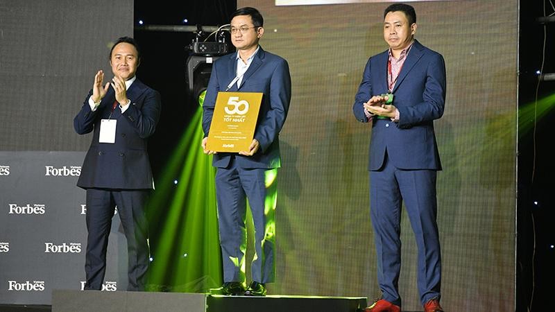 Ông Nguyễn Quang Trí, Giám đốc Điều hành Marketing của Vinamilk đại diện nhận Giải thưởng Top 50 công ty niêm yết tốt nhất Việt Nam 2021 từ Forbes Việt Nam.