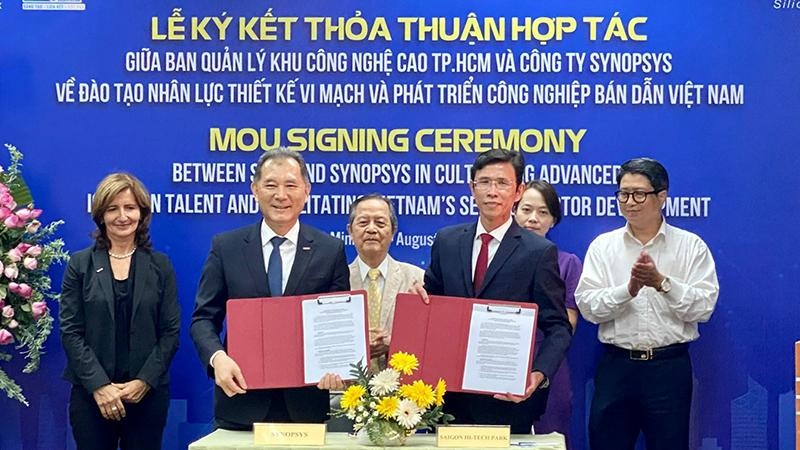 Ký kết thỏa thuận đào tạo nhân lực thiết kế vi mạch và phát triển công nghiệp bán dẫn Việt Nam.