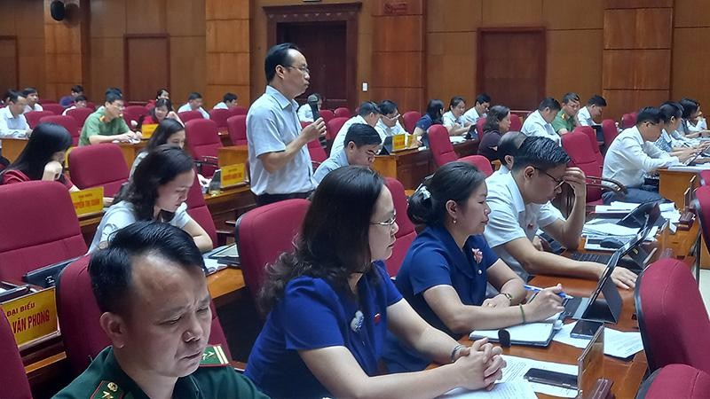 Đại biểu Hội đồng nhân dân tỉnh Cao Bằng phát biểu góp ý các tờ trình và dự thảo nghị quyết.