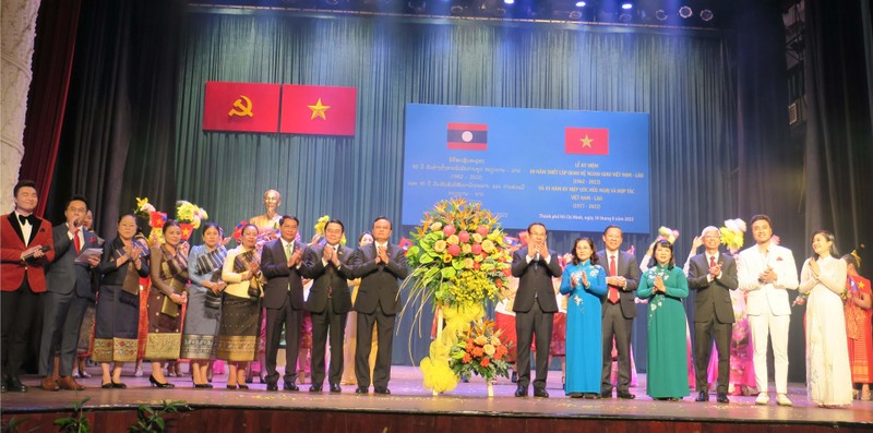 Các đồng chí lãnh đạo Thành phố Hồ Chí Minh và Lào tặng hoa chúc mừng các nghệ sĩ biểu diễn tại Lễ kỷ niệm.