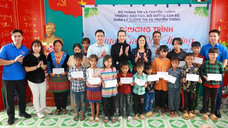 Dự án “Phát triển báo chí Việt Nam” tổ chức hoạt động tập huấn và tặng quà cho trẻ em khó khăn tại Lai Châu ảnh 4