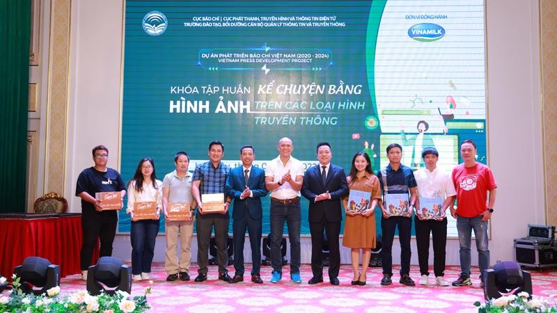 Dự án “Phát triển báo chí Việt Nam” tổ chức hoạt động tập huấn và tặng quà cho trẻ em khó khăn tại Lai Châu ảnh 6