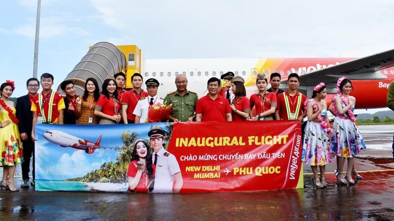 Phi hành đoàn chuyến bay VJ956 của hãng hàng không Vietjet Air chụp ảnh cùng đại diện Cảng Hàng không quốc tế Phú Quốc.