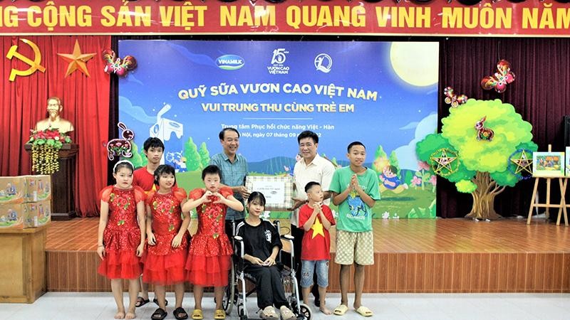 Thêm một mùa Trung thu ấm áp trong hành trình 15 năm của Quỹ sữa Vươn cao Việt Nam ảnh 1