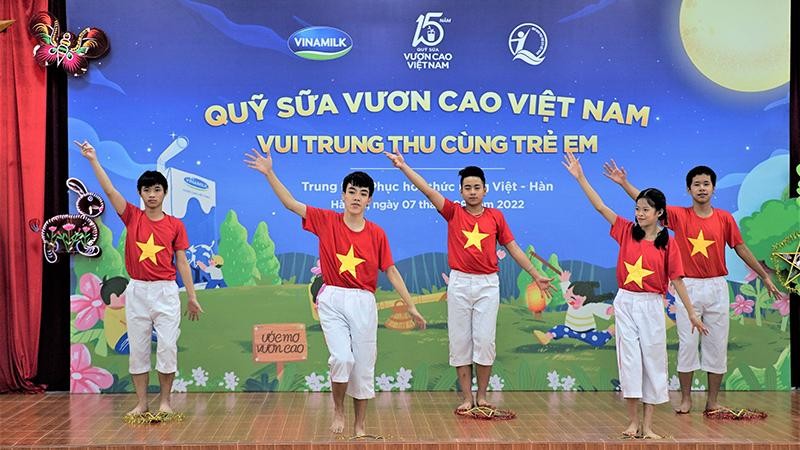 Thêm một mùa Trung thu ấm áp trong hành trình 15 năm của Quỹ sữa Vươn cao Việt Nam ảnh 2