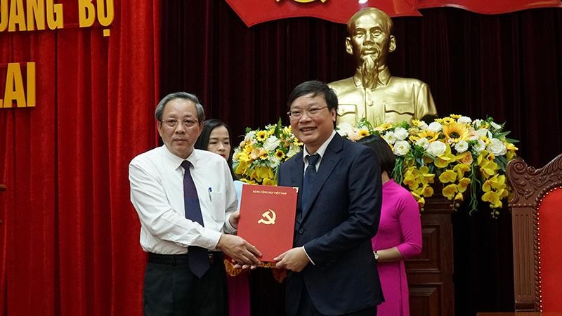 Đồng chí Hoàng Đăng Quang trao quyết định chức vụ Phó Bí thư Tỉnh ủy Gia Lai cho đồng chí Trương Hải Long.