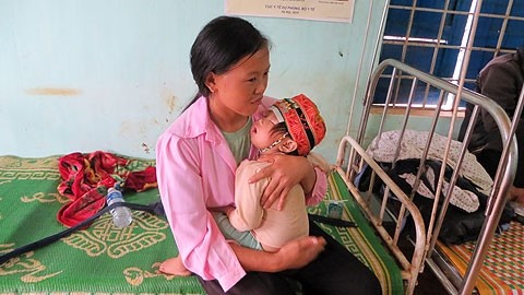 Cháu Đặng Thị Phương, hai tuổi, ở thôn 4, xã Quảng Sơn bị SXH đang nằm theo dõi tại Trạm y tế xã.
