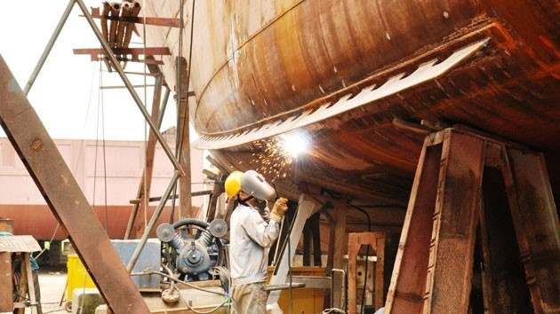 Công nhân Công ty cổ phần Đóng tàu Sông Đào đang thi công lắp ráp tàu vỏ thép.
