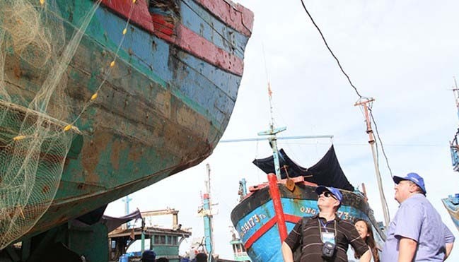 Các học giả quốc tế thăm tàu cá của ngư dân Việt Nam bị tàu Trung Quốc đâm chìm hồi tháng 6-2014.