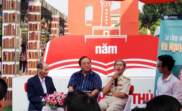 Họa sĩ Phan Kế An, nhà thơ Trần Đăng Khoa và tác giả Trần Hồng trong buổi ra mắt sách.