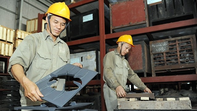 Công nhân Doanh nghiệp tư nhân Cơ khí - Đúc Thành Phương (Hải Phòng) kiểm tra sản phẩm gang thép trước khi xuất khẩu sang Hàn Quốc. Ảnh: TRẦN HẢI