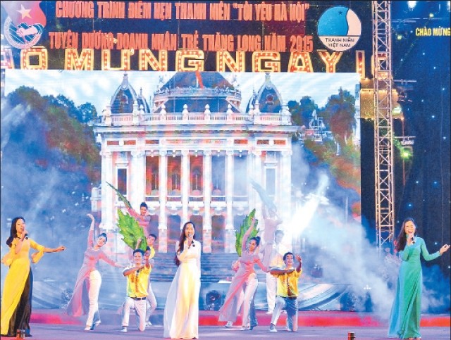 Biểu diễn văn nghệ tại chương trình Điểm hẹn thanh niên "Tôi yêu Hà Nội" và tuyên dương Doanh nhân trẻ Thăng Long năm 2015. 