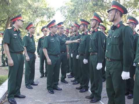 Lãnh đạo Bộ Tư lệnh Quân khu 1 động viên cán bộ, chiến sĩ tham gia diễu binh chào mừng Kỷ niệm 70 năm Cách mạng Tháng Tám và Quốc khánh 2-9.Ảnh: KHƯƠNG DOÃN