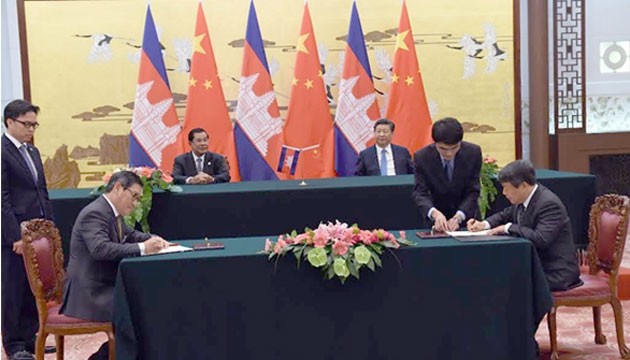 Campuchia và Trung Quốc ký năm văn kiện hợp tác. (Ảnh: AKP).