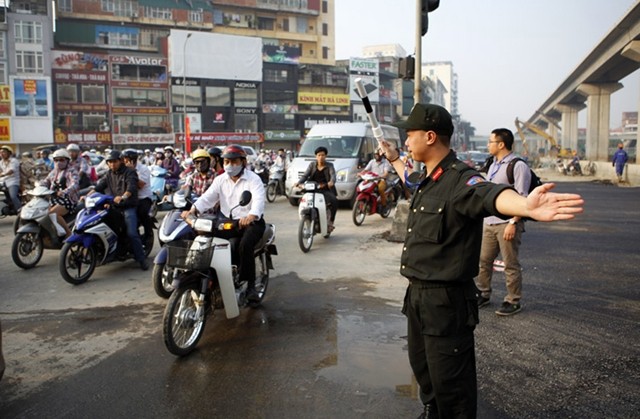 Các lực lượng chức năng điều hành giao thông tại nút giao Nguyễn Trãi - Khuất Duy Tiến.