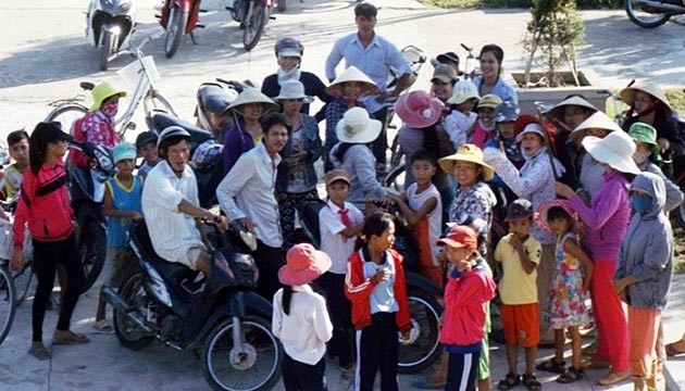 Rất đông phụ huynh đến Trường tiểu học Thuận Hòa để phản ánh sự việc.