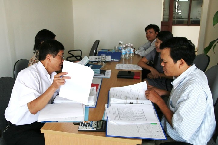 Cán bộ BHXH Hà Nội làm việc với doanh nghiệp vi phạm chính sách BHXH.