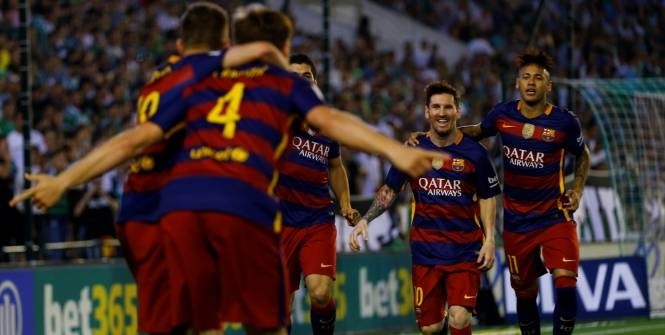 Các cầu thủ Barcelona ăn mừng chiến thắng trước Betis Sevilla. (Ảnh: Reuters).