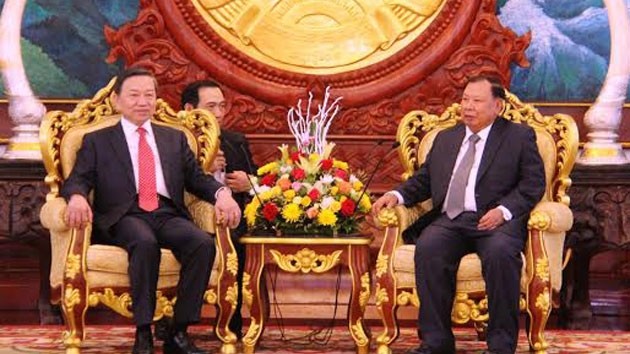 Tổng Bí thư, Chủ tịch nước Bun-nhăng Vo-la-chít (bên phải) tiếp thân mật Bộ trưởng Tô Lâm.