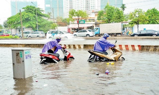 Đường Nguyễn Hữu Cảnh, đoạn từ cầu Thủ Thiêm đến cầu Sài Gòn ngập sâu do trận mưa lớn trưa 18-5. Ảnh: ĐÌNH THẢO