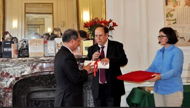 Viện Viễn đông Bác cổ Pháp trao bằng Tiến sĩ danh dự cho Giáo sư Phan Huy Lê