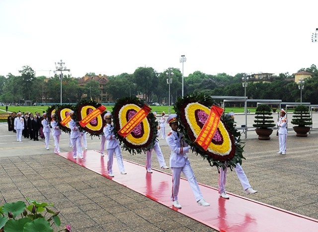 Các đồng chí lãnh đạo Đảng, Nhà nước đặt vòng hoa và vào Lăng viếng Chủ tịch Hồ Chí Minh.