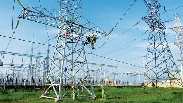 Công nhân Công ty Truyền tải điện 4 thi công bảo trì đường dây.