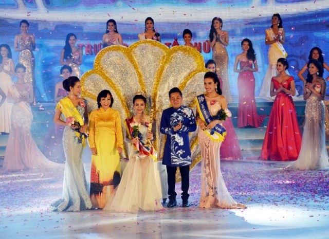 Thí sinh Phạm Thùy Trang, mang số báo danh 032 đã đăng quang ngôi vị "Hoa hậu biển Việt Nam 2016".