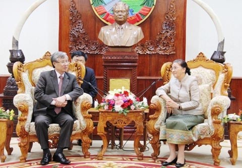 Chủ tịch Quốc hội Lào Pa-ny Da-tho-tu tiếp thân mật Chủ nhiệm Ủy ban Kiểm tra T.Ư Đảng Trần Quốc Vượng.