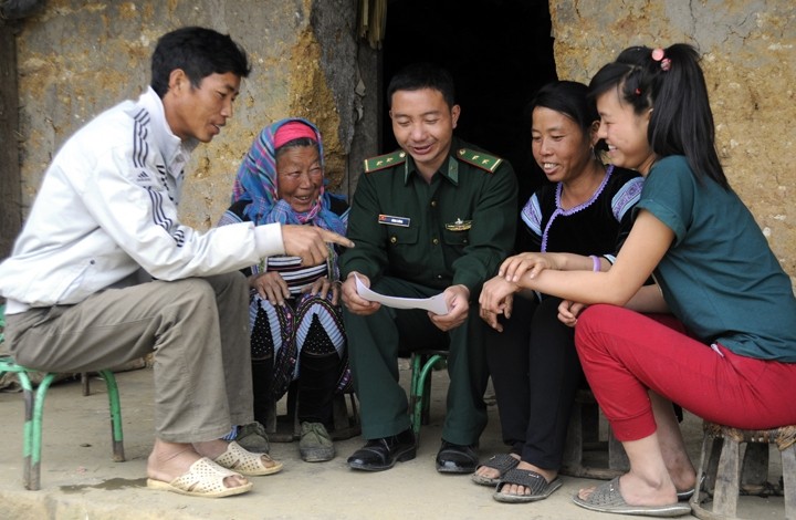 Cán bộ, chiến sĩ Bộ đội Biên phòng tỉnh Lai Châu gắn bó thôn, bản, làm nòng cốt trong các hoạt động và tạo nguồn phát triển đảng viên.