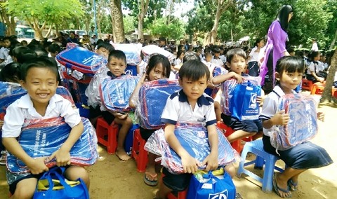 Tây Ninh: Tặng đồ dùng học tập cho 350 học sinh Việt kiều có hoàn cảnh khó khăn