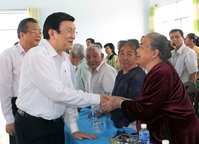 Nguyên Chủ tịch nước Trương Tấn Sang với nhân dân xã nông thôn mới Thiện Nghiệp, TP Phan Thiết (Bình Thuận), tháng 3-2015. Ảnh: NGUYỄN KHANG (TTXVN)