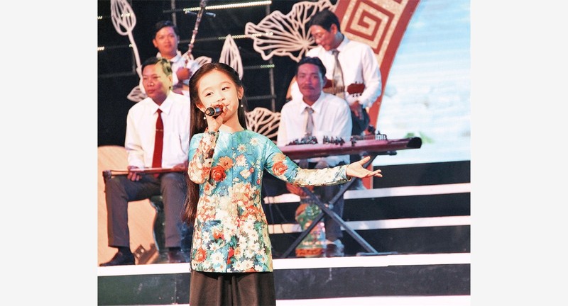 Bảo Ngọc, đại sứ hình ảnh của festival đờn ca tài tử trình diễn bài hát "Lý chim xanh".