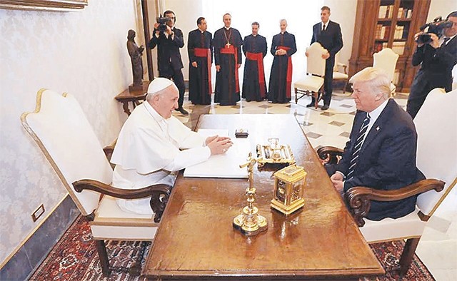 Tổng thống Mỹ Đ.Trăm hội đàm với Giáo hoàng Phran-xít tại Tòa thánh Va-ti-căng. Ảnh AP