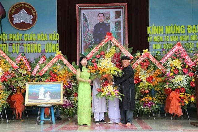 Bà Trần Thị Thanh Hương, Chủ tịch Ủy ban Mặt trận Tổ quốc Việt Nam tỉnh An Giang tặng hoa cho Ban Trị sự Trung ương Giáo hội Phật giáo Hòa Hảo.
