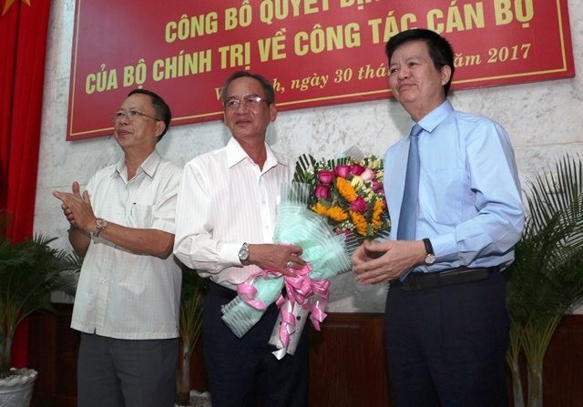 Đồng chí Lữ Văn Hùng (giữa) được bầu làm Bí thư Tỉnh ủy Hậu Giang.