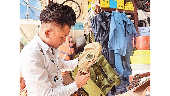 Người dân mua mặt nạ phòng khói độc tại một cửa hàng trên phố Nguyễn Du. Ảnh: PHẠM THẮNG
