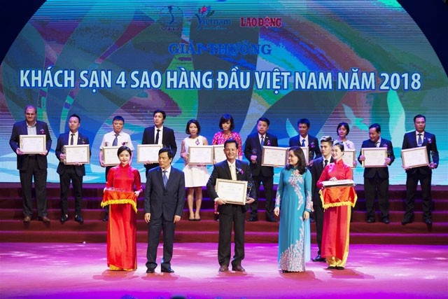 Đại diện Sun World Ba Na Hills nhận giải thưởng của ngành du lịch Việt Nam.