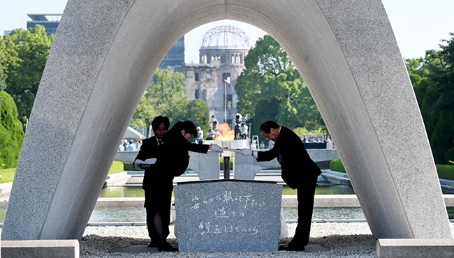 Một phút mặc niệm diễn ra đúng vào 8 giờ 15 phút sáng ngày 6-8, tại Công viên Tưởng niệm Hoà bình, Hiroshima, Nhật Bản. Ảnh: Tomoki Mera/Nikkei Asian Review.
