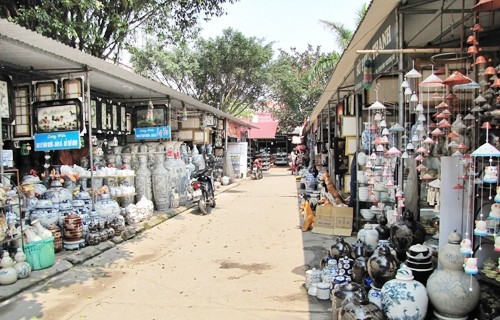 Một góc chợ gốm Bát Tràng.