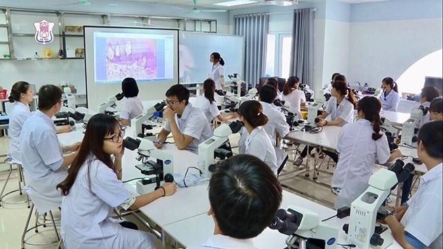 Giờ học về Tế bào học với kính hiển vi điện tử của sinh viên Trường đại học Y Hà Nội.